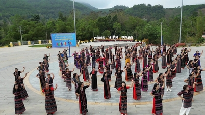 গ্রামের লোকনৃত্যের ছন্দ