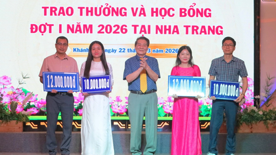 Khanh Hoa Eğitim ve Yetenek Geliştirme Fonu, öğrencilere 1,8 milyar VND'nin üzerinde ödül ve burs dağıttı.
