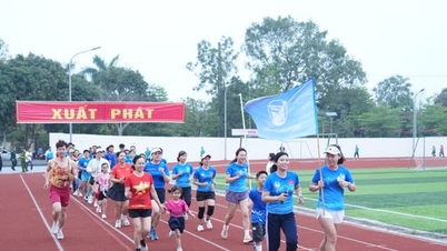 Lebih dari 1.000 orang berpartisipasi dalam Lari Olimpiade untuk Kesehatan Masyarakat di komune Dan Phuong.