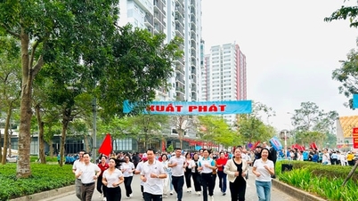 Hoang Mai Ward: Nearly 1,300 people participated in the Olympic Run Day and the Hanoi New Run - For Peace.