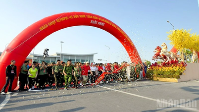 វិញឡុង៖ មនុស្សរាប់ពាន់នាក់ចូលរួមក្នុងការរត់ប្រណាំងទិវាអូឡាំពិកលើផ្លូវសេរ៉ាមិច និងផ្លូវដែលមានផ្កាតម្រង់ជួរវែងបំផុតរបស់ប្រទេសវៀតណាម។