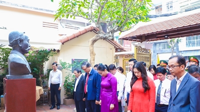 Offering incense to commemorate the 100th anniversary of the death of the patriot Phan Châu Trinh.