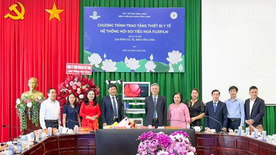 Vinh Long receives a gastrointestinal endoscopy system donated by the family of Professor Dao Van Long.