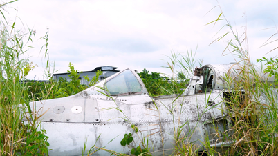 カマウの住宅地に長年放置されているMiG-21戦闘機のクローズアップ写真。