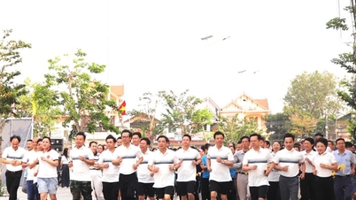 Ung Hoa beldesinde düzenlenen Olimpiyat Koşu Günü'ne 1400'den fazla kişi katıldı.