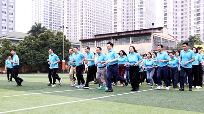 Quartier de Dong Ngac : Plus de 700 athlètes participent à la Course olympique pour la santé publique.