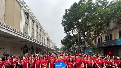 1,000 residents of Cua Nam ward participated in the Olympic Run for Public Health.