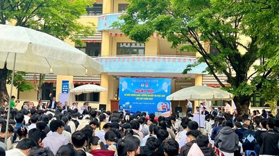 Eine lebhafte Veranstaltung zur Studienberatung an der Nguyen Trai High School.