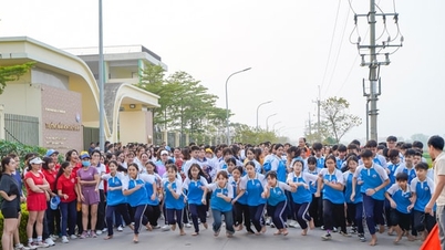 Diffuser le mouvement de la santé et du bien-être physique grâce à la Journée de la course olympique dans la commune de Chuyen My.