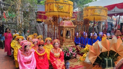 Öppningsceremoni för den traditionella kulturfestivalen i Tuu Liet bytempel (Hoang Liet)