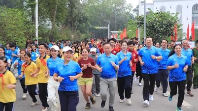 El barrio de Xuan Hoa bullía de actividad durante el Día de la Carrera Olímpica por la Salud Pública.