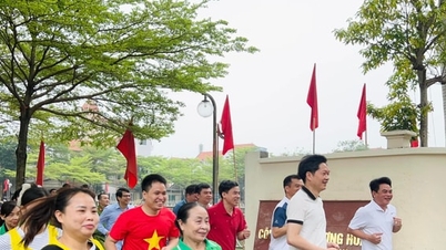 Commune de Duong Hoa : Course olympique animée pour la Journée de la santé publique