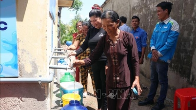 Donación de sistemas de filtración de agua alimentados por energía solar a personas que viven en zonas afectadas por la intrusión salina.