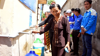 Don d'un système de purification d'eau pour éliminer l'alun et le sel de l'eau aux habitants du quartier de Khanh Hoa.