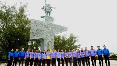 Инспекторы Верховной народной прокуратуры и Народной прокуратуры провинции Тханьхоа возложили благовония к памятнику добровольцам из числа молодежи.