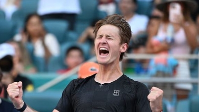 With 12 aces, the American player caused a shock by defeating the world number 1.