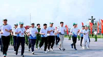 Över 4000 personer deltog i det olympiska loppet för folkhälsa och nationell säkerhet i Ninh Binh.