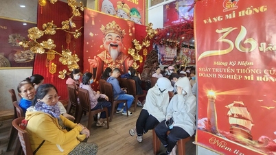 金価格が1オンスあたり1億7000万ベトナムドンを下回ったことを受け、金販売店に様々な動きが見られる。