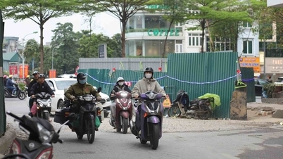 Hanoi számos utcán barikádokat emelt az árvízvédelmi munkálatok miatt.