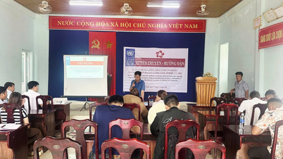 खे सान्ह कम्यून में सामुदायिक डिजिटल प्रौद्योगिकी टीम के सदस्यों को डिजिटल कौशल प्रशिक्षण प्रदान करना।