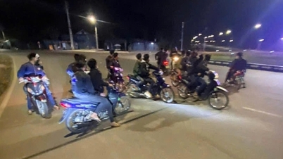 Umgang mit einer Gruppe Jugendlicher, die Verkehrsstörungen verursachen.