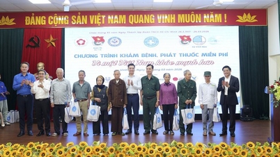 Pemeriksaan kesehatan gratis dan hadiah untuk 500 orang di Vinh Bao, Hai Phong, dengan tema "Untuk Vietnam yang Lebih Sehat".