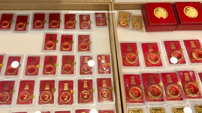 Gold prices hit a two-month low, but are still 30 million VND/ounce higher than the global price.