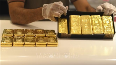 Harga emas anjlok dan pasar saham terguncang seiring meningkatnya ketegangan terkait Hormuz secara global.