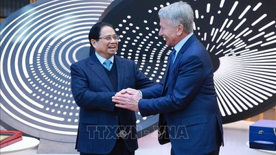 Premierminister Pham Minh Chinh besucht und arbeitet mit Führungskräften der Novatek-Gruppe zusammen.