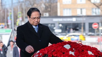 Statsministeren legger ned en krans ved monumentet over president Ho Chi Minh i Moskva.