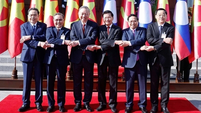 Høytstående vietnamesiske ledere gratulerer den nye ledelsen i Laos.