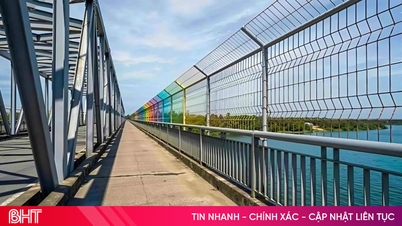 На мосту Бен Туй 1 устанавливают стальную сетку, чтобы предотвратить падение людей и предметов в реку.