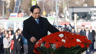 Prim-ministrul Pham Minh Chinh depune o coroană de flori la Monumentul președintelui Ho Și Minh din Moscova (Rusia).