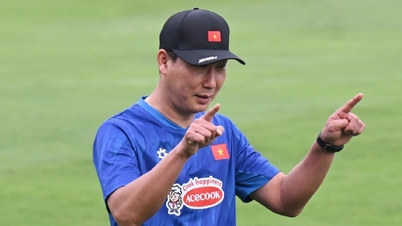 El entrenador Kim Sang Sik infundió energía positiva a través de su juego de "balón fantasma".