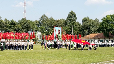 Repetiție generală pentru ceremonia de deschidere a primului Festival Național de Apărare și Securitate al Elevilor de Liceu din provincia Dong Nai.