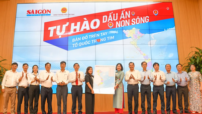De krant SGGP schenkt een kaart van Vietnam aan de stad Can Tho.