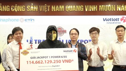 Apa yang dikatakan pria dari Tay Ninh yang memenangkan jackpot Vietlott lebih dari 114 miliar VND saat menerima hadiahnya?