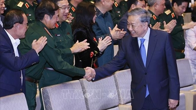 เลขาธิการใหญ่และประธานสภาแห่งชาติเข้าร่วมชมโครงการศิลปะ "เสียงดนตรีใต้แสงอาทิตย์"
