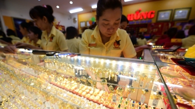 Los precios mundiales del oro han caído drásticamente, pero el oro de SJC se mantiene por encima de los 30 millones de VND por onza.