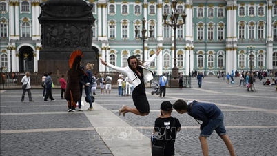 Russia is considering easing visa requirements to attract Vietnamese tourists.