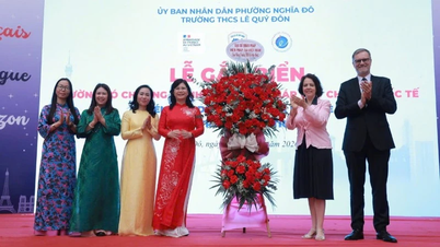 Memasang papan tanda yang menunjukkan bahwa sekolah tersebut memiliki program bahasa Prancis yang memenuhi standar internasional.