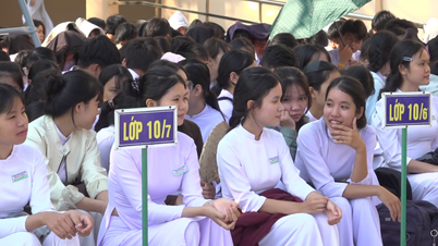 Thang Dien menyediakan panduan kerjaya dan pengambilan tentera untuk 1,200 pelajar sekolah menengah.