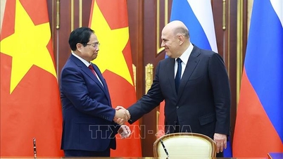 Premier Pham Minh Chinh przeprowadził rozmowy z premierem Federacji Rosyjskiej.