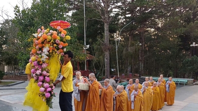 वियतनाम बुद्धिस्ट एसोसिएशन का बौद्ध नन डिवीजन दा लाट शहीद कब्रिस्तान में नायकों और शहीदों के दर्शन करता है।