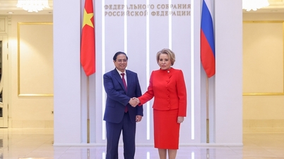 Ministerpräsident Pham Minh Chinh trifft sich mit dem Vorsitzenden des Föderationsrates Russlands.