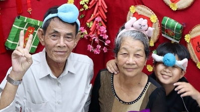 ក្មេងប្រុសនោះបានសុំឱ្យជីដូនរបស់គាត់ថតវីដេអូ TikTok ដើម្បីផ្ញើទៅ 10 ឆ្នាំទៀត ហើយមនុស្សគ្រប់គ្នារំភើបចិត្តរហូតដល់ស្រក់ទឹកភ្នែក។