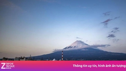 Um navio de cruzeiro exclusivo para turistas estrangeiros com vista para o Monte Fuji.