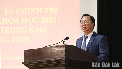 Upacara pembukaan untuk dua mata kuliah teori politik tingkat menengah untuk 130 mahasiswa.