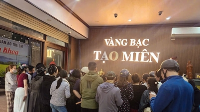 Gold prices fluctuate sharply, the market in Nghe An is bustling.