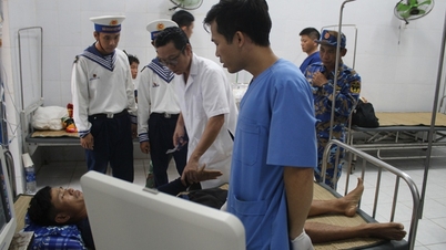 Doktor tentera di Pulau Song Tu Tay merawat seorang nelayan yang mengalami kecederaan dada.